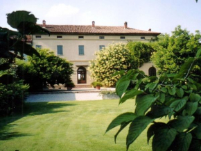 Отель Quaint Mansion in Stagno Lombardo with Garden  Станьо Ломбардо